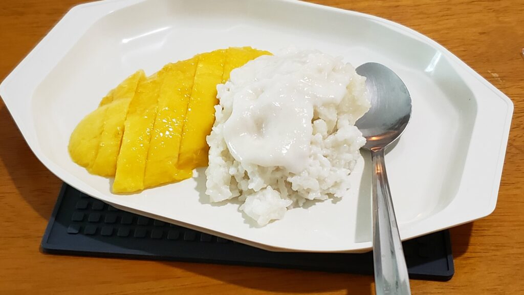 Mangue au riz gluant crème de coco et sésame (khao neow mamuang) facile :  découvrez les recettes de Cuisine Actuelle
